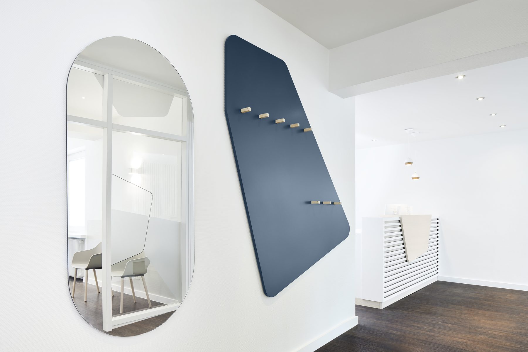 Garderobe mit ovalem Spiegel